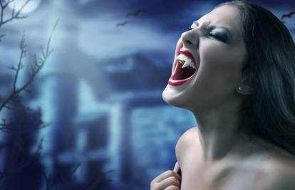 Izrasli su joj vampirski zubi: Više ne želi izaći iz svoje kuće