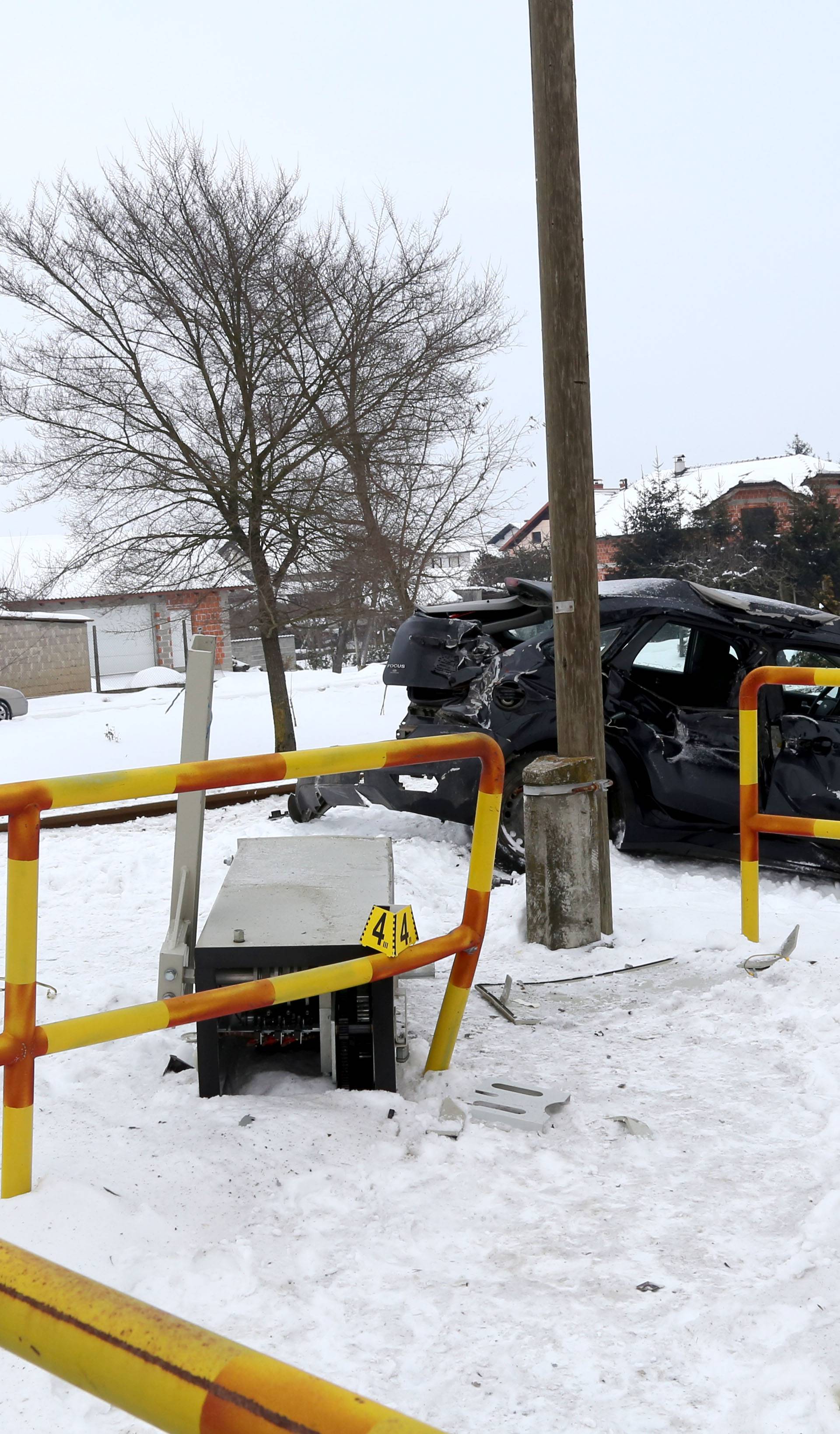 Vlak naletio na auto u Maloj Subotici, vozačica u bolnici