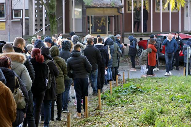 Zagreb: Gužve za testiranje na hripavac ispred HZJZ-a