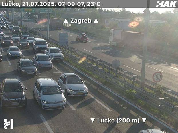FOTO Ogromne gužve prema moru: Kod Lučkog 8 km, sudari kod Perušića i kod Okučana