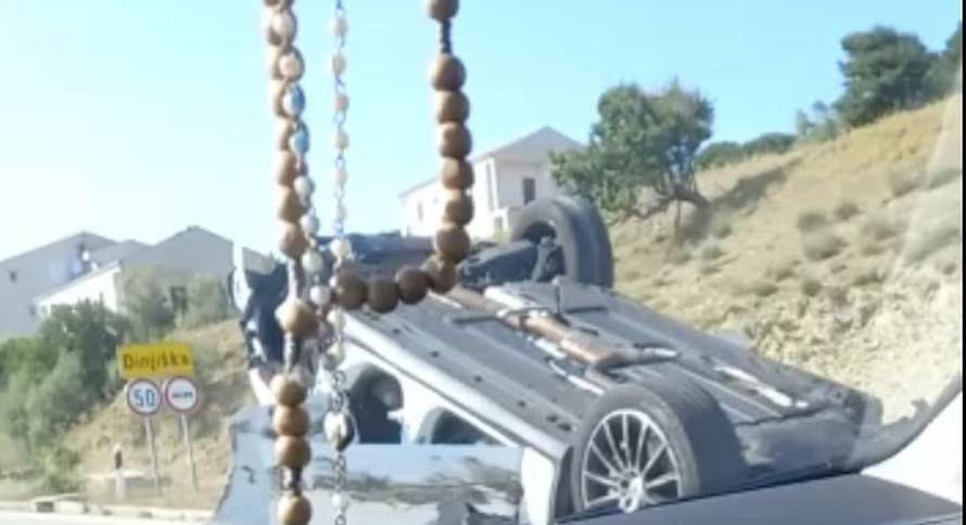 Na Pagu se sudarilo više vozila, jedan auto je završio na krovu