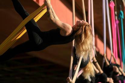 Čarobni ples na svili: Predivne siluete ispod mosta Mladosti