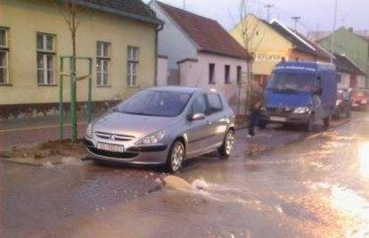 Poplava u Osijeku zbog puknute vodovodne cijevi