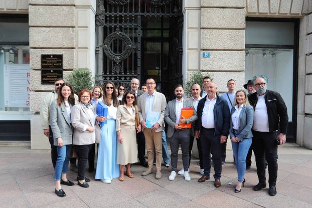 Rijeka: Marko Filipović predaje skupljene potpise za izbore