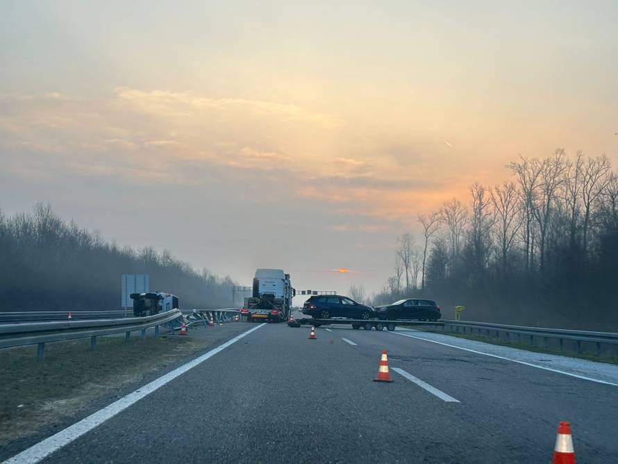 KAOS NA A3 Sudar više auta! Jedan preletio u suprotan smjer