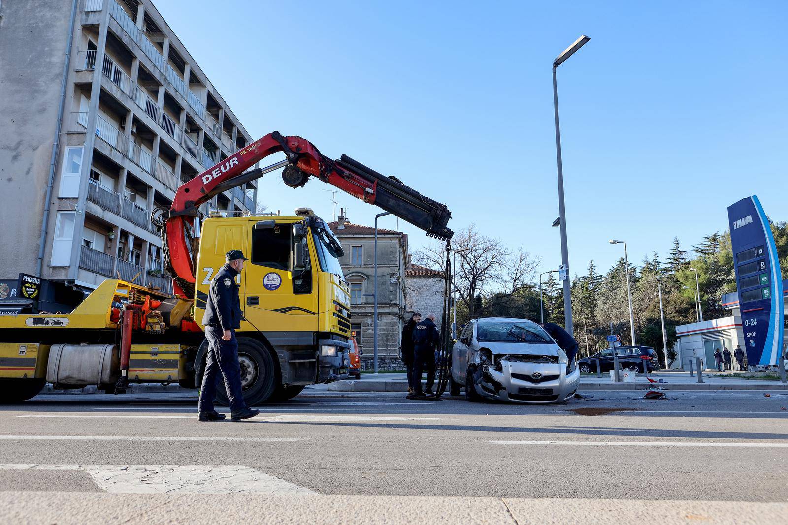 Prometna nesre?a u Zadru, auto u kojem su bili žena i dijete okrenuo se na krov