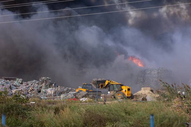 Osijek: Usporeno je širenje velikog požara u osječkoj tvrtki za preradu plastike "Drava International"