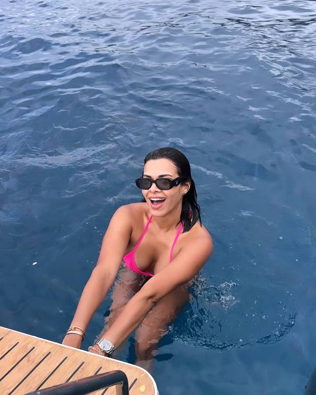 FOTO Zaljubljena je u sebe: 'Dečko mi ne treba, dovoljno mi je pogledati se u ogledalo'