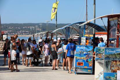 FOTO Turisti u Crikvenici uživaju u moru i ljetnim radostima