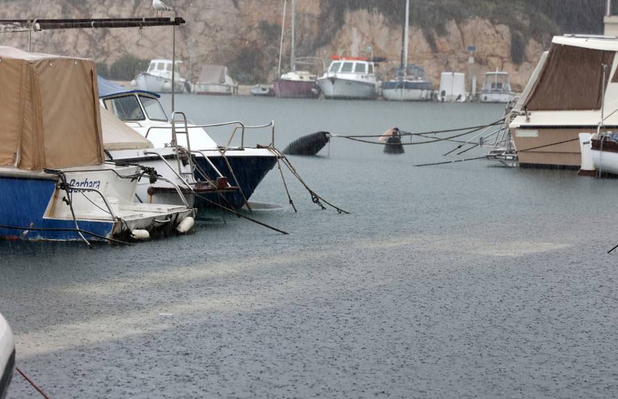 Šibenik: Jugo potopilo Dolac, cijela riva je pod morem