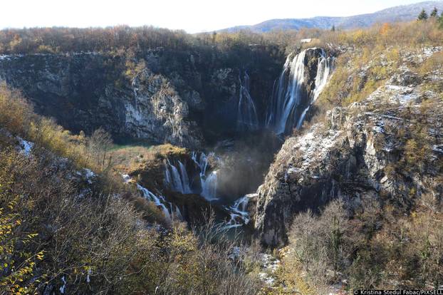 Jesenska idila na Plitvicama gdje je pao i snijeg
