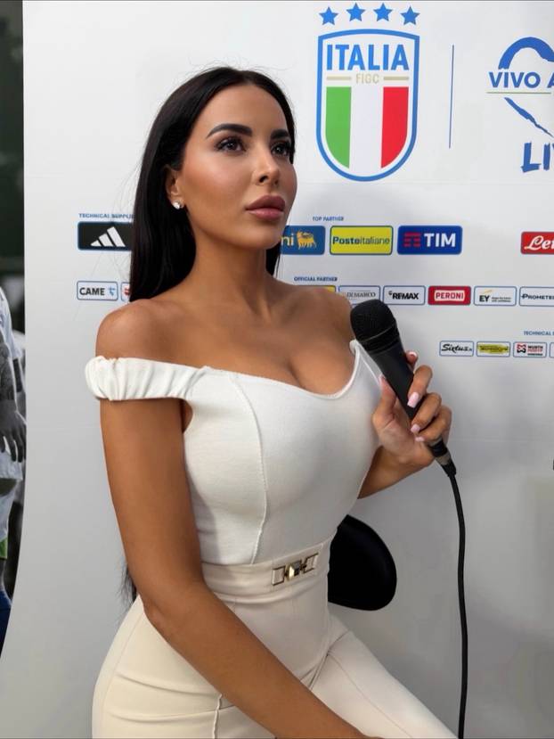 FOTO Tko je bujna TV voditeljica koja se fotkala gola? Šuškalo se da je imala aferu s legendom