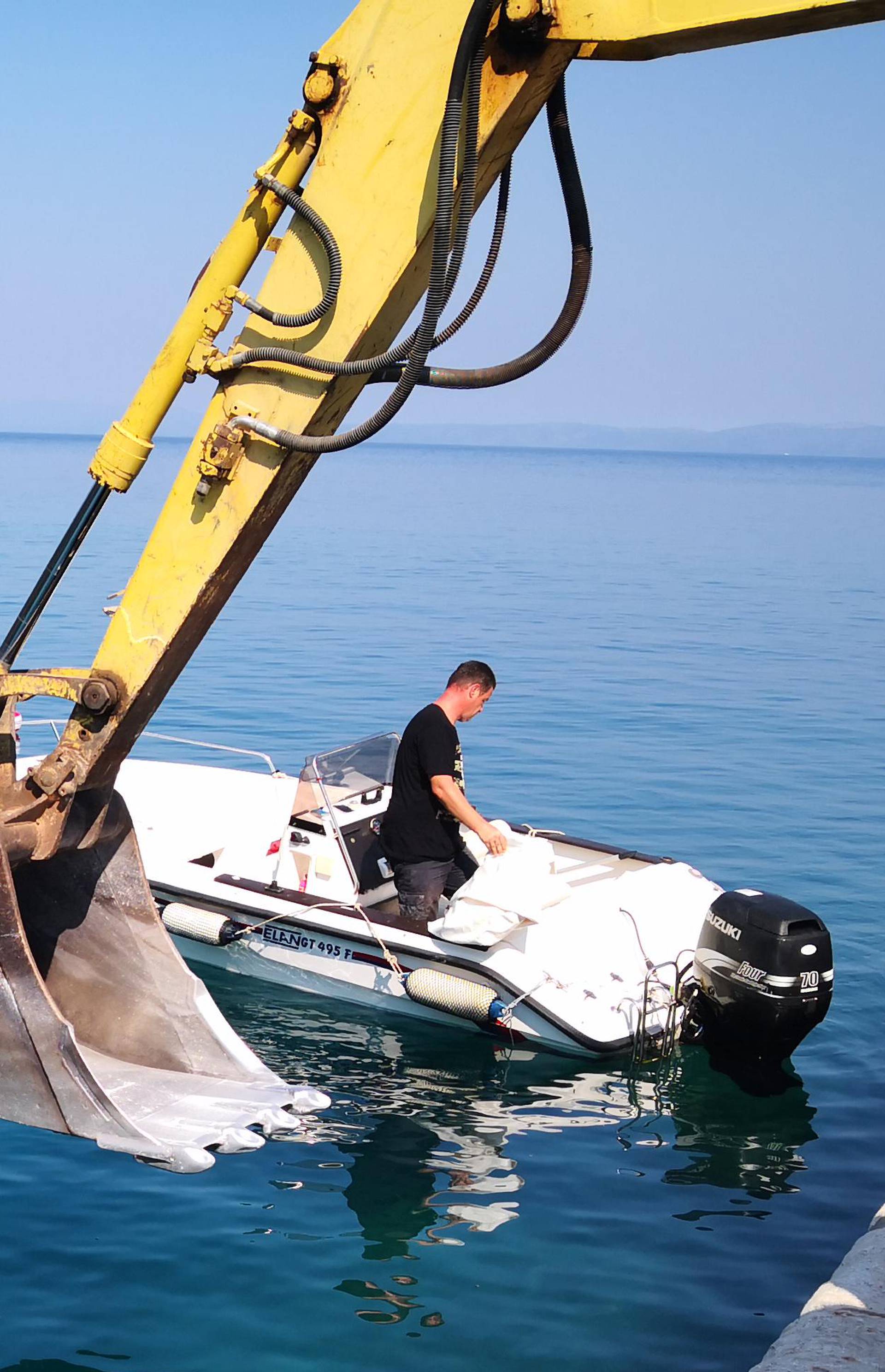 Načelniku Trpnja auto upao u more: Izvlačili su ga bagerom