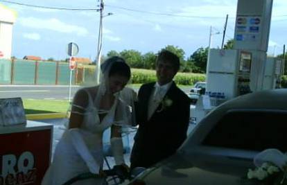 Mladenka na benzinskoj točila gorivo u vjenčanici