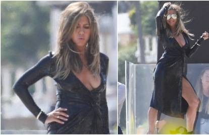 Vruće, vruće: Jennifer Aniston su u lateks haljini ispale grudi