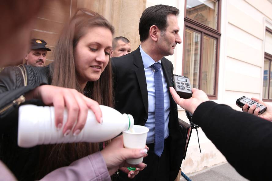 Mljekari Vladi podijelili mlijeko, Romić: Branim vaše interese