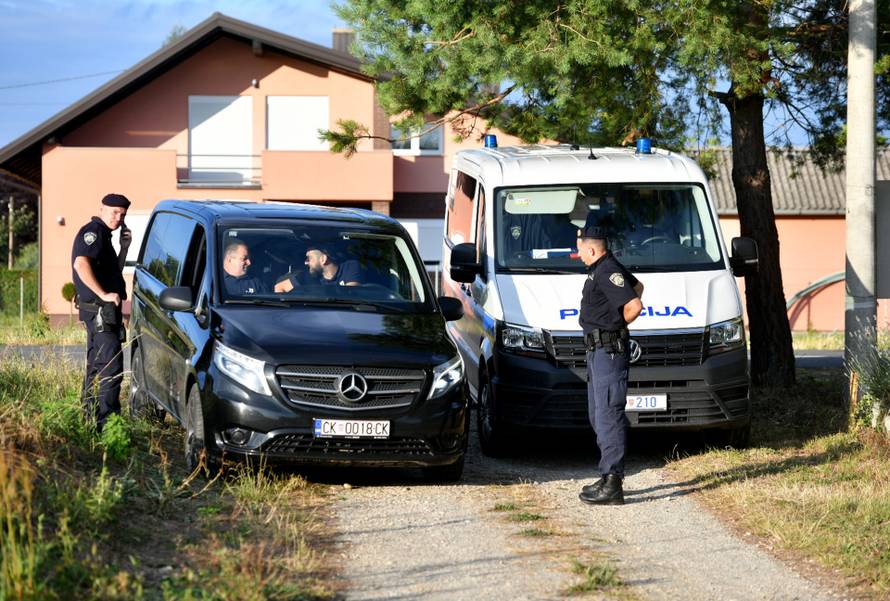 Policijski očevid kod Male Subotice gdje je pronađeno tijelo muškarca, sumnja se na ubojstvo
