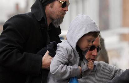 Brad Pitt čuva djecu dok Angelina snima s Deppom