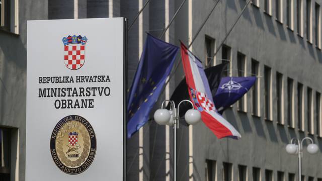 Zagreb: Zastave na pola koplja i crna zastava izvješena ispred Ministarstva obrane