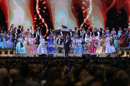 FOTO Spektakl u zagrebačkoj Areni: Violinist André Rieu je s orkestrom oduševio publiku