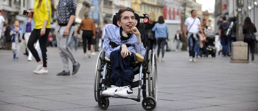 Molim te, ispred svih svojih titula, prvo ostani čovjek