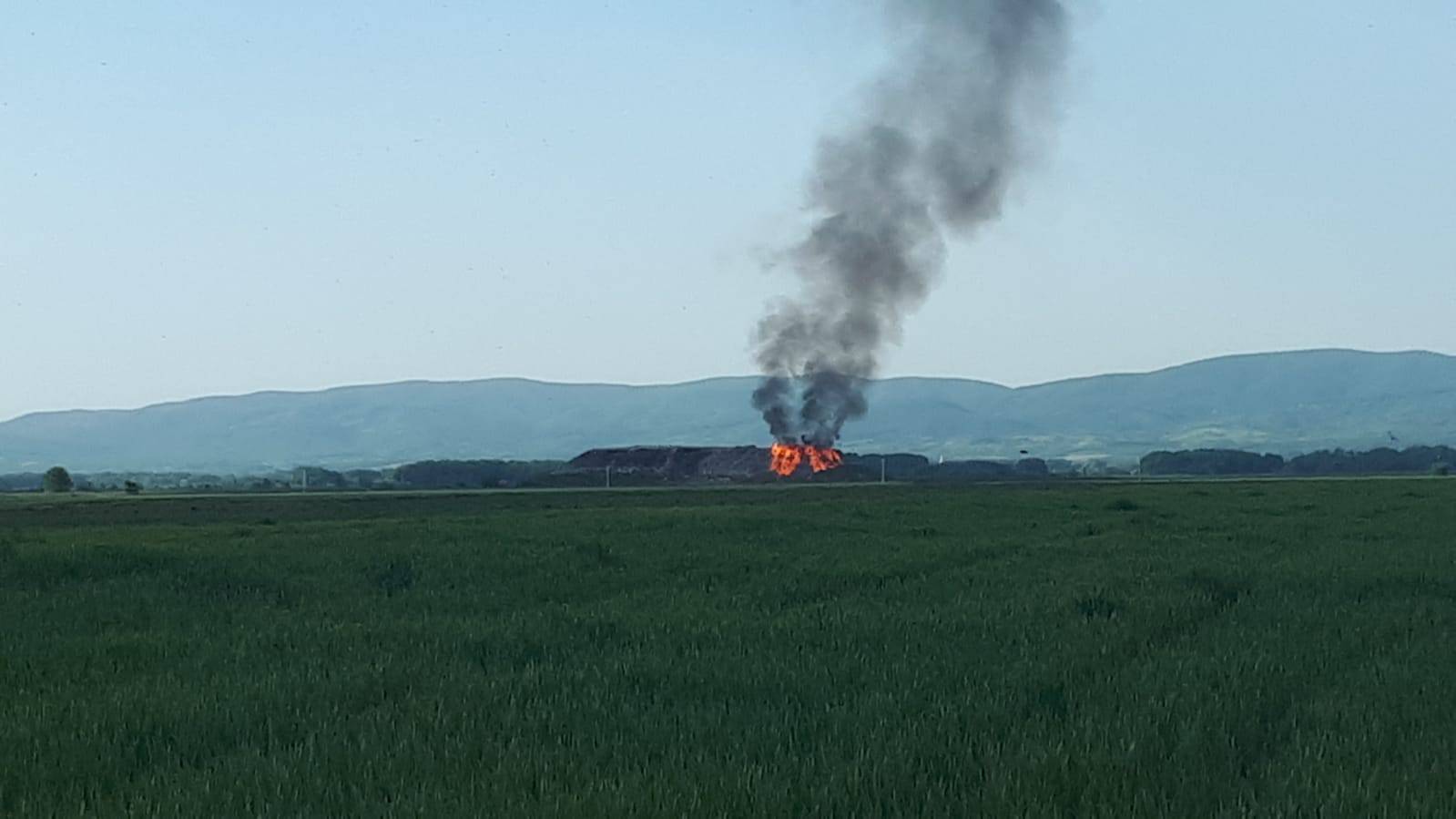 U općini Davor u Slavoniji gori smetlište, požar se širi dolinom