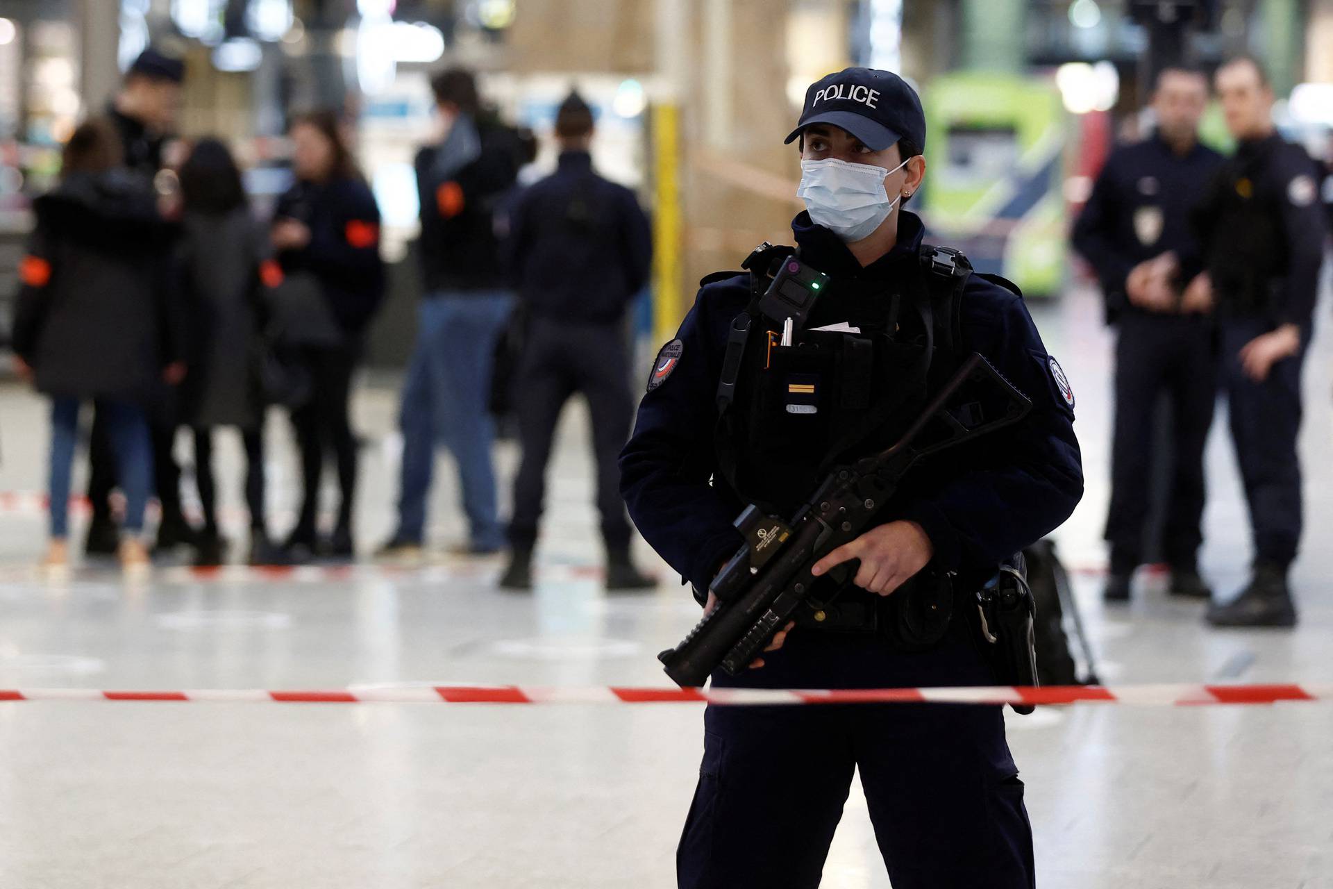 Man with knife wounds several at Paris' Gare du Nord station