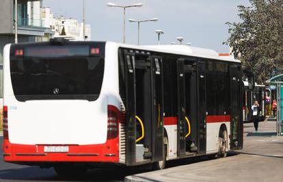 Kaos u zadarskim busevima, tinejdžeri se ne drže mjera: Polizat ću te i dobit ćeš koronu!