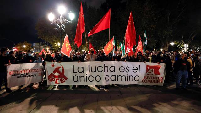Striking metalworkers protest in Seville
