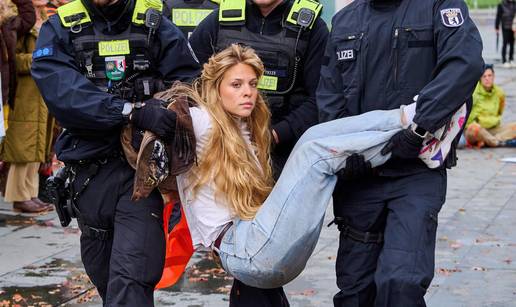 FOTO Klima-Shakira u sredi&scaron;tu skandala. Atraktivna Anja htjela o&scaron;tetiti Merzov avion