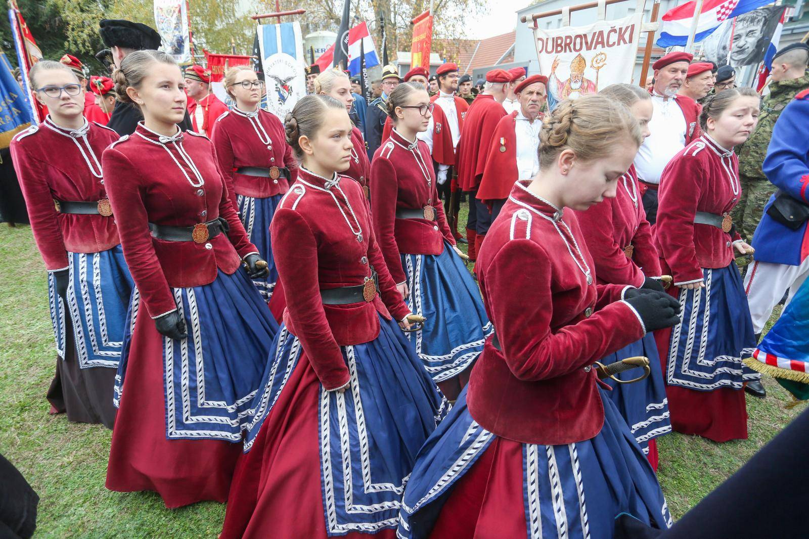 Brojni građani, branitelji i državni dužnosnici okupljaju se ispred bolnice u Vukovaru