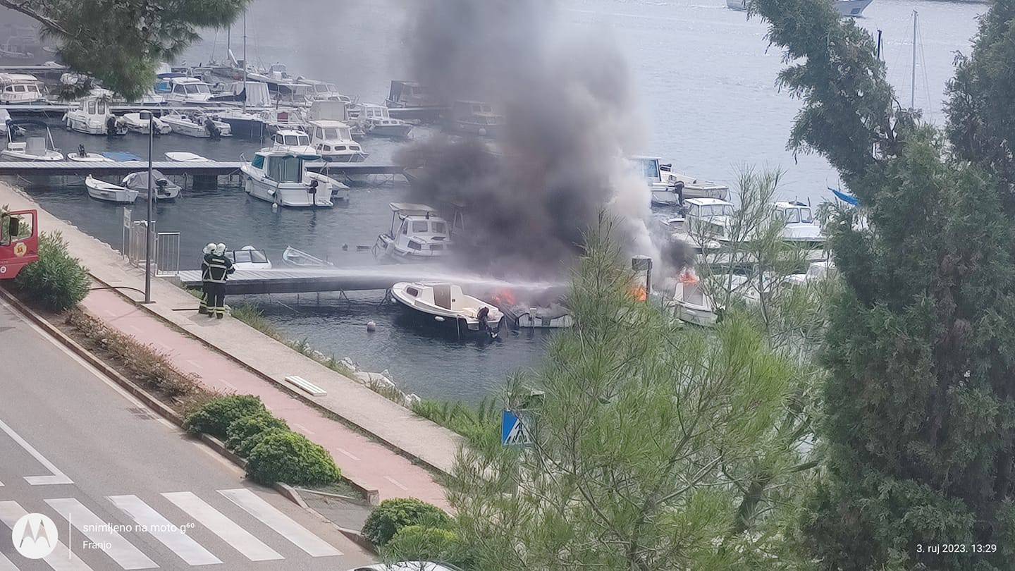 FOTO U Malom Lošinju gorjelo pet brodica, jedan čovjek u  požaru je zadobio opekline