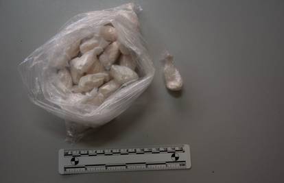 Pao diler kod Jaske: Nanjušili travu iz Audija pa našli 2,7 kg kokaina kod muškarca iz BiH