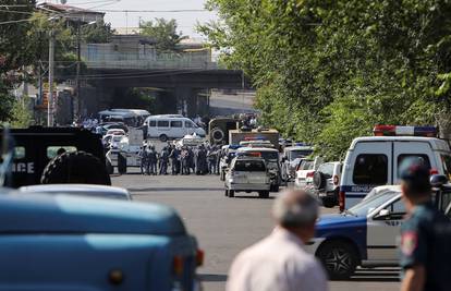 Napadači u Armeniji zauzeli policijsku postaju i drže taoce