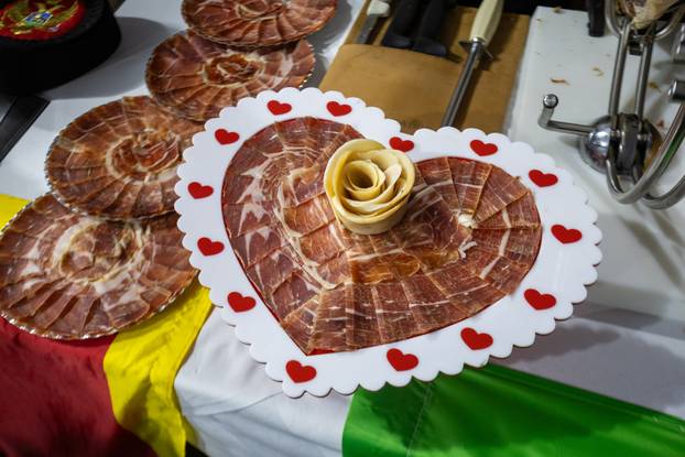 Otvoren 17. Internacionalni sajam pršuta u Tinjanu