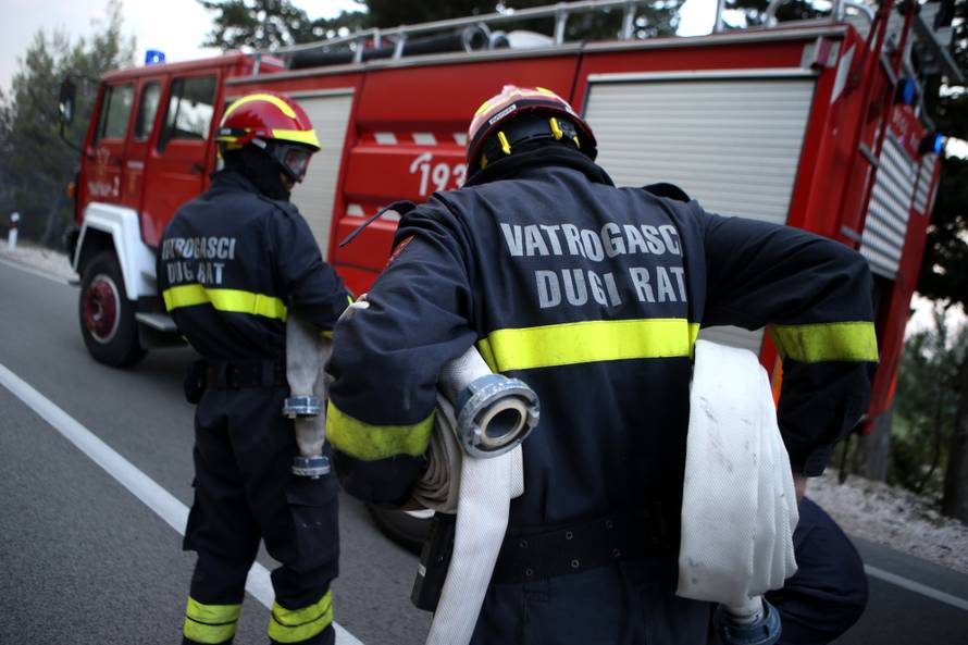 Kanader pomaže u gašenju, u Makarsku stiže i 150 vojnika