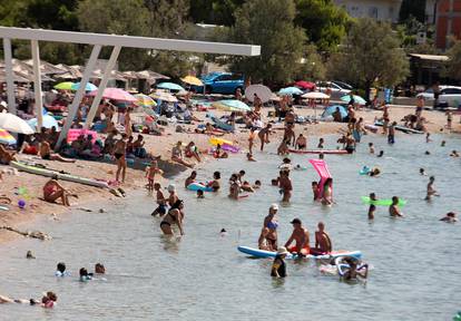 FOTO Plaža u Brodarici je krcata kupačima:  Toplinski val bliži se kraju, pogledajte ljetne prizore