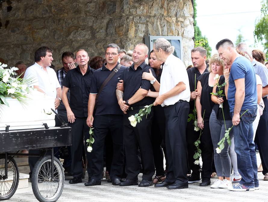 Tuga i bol: Mattea Ružića (22) su ispratili s bijelim ružama...