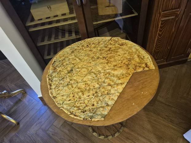 FOTO Pršut, sir, kolači: Ovo se jede dok čekaju rezultate izbora