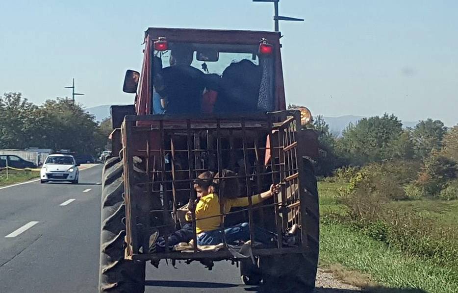Sramota: Traktorist je djecu prevozio u kavezu za životinje