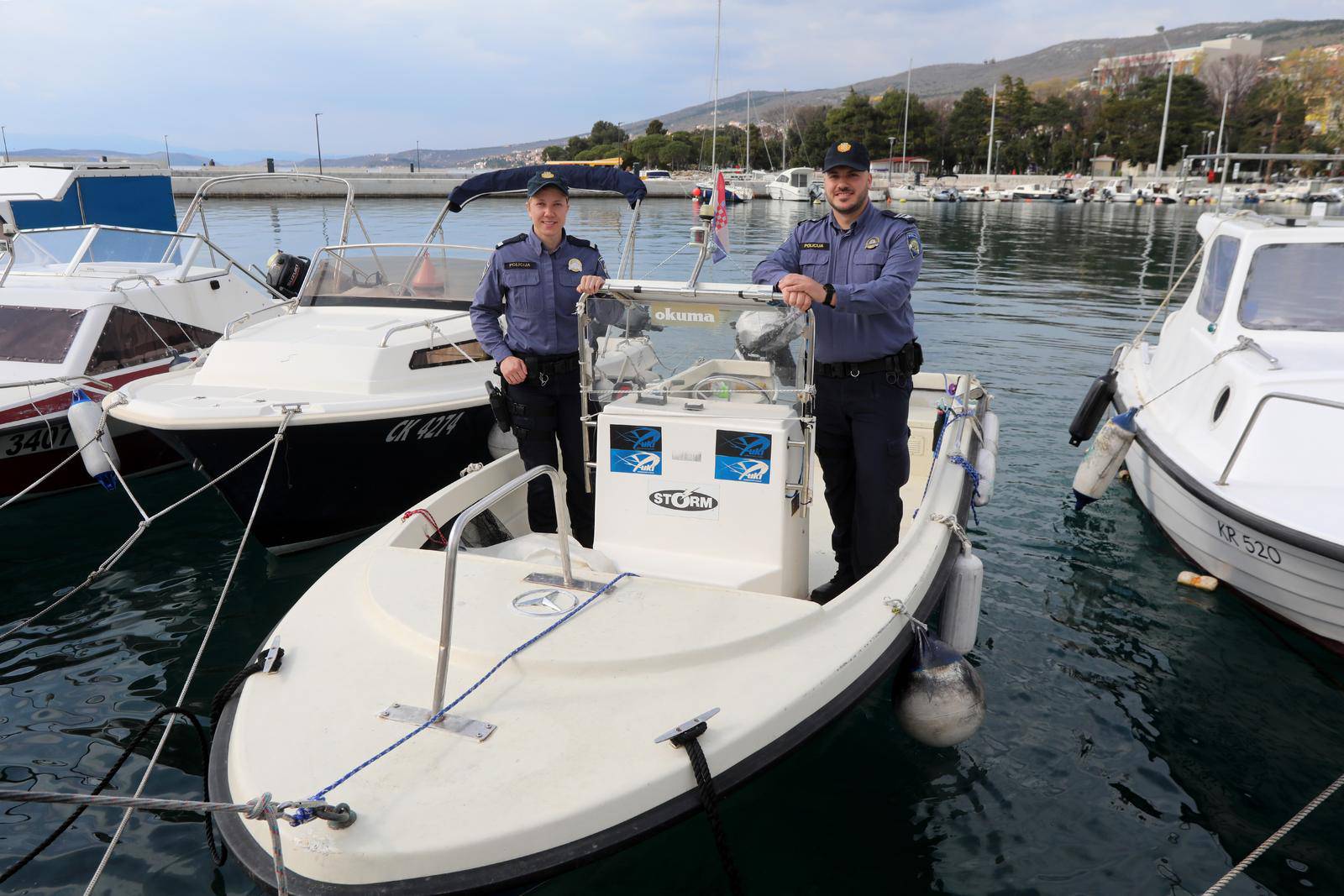 Crikvenica: Dvoje policajaca spasilo čovjeka od utapljanja