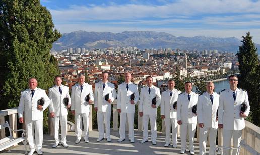 Klapa 'Sveti Juraj' nastupa na tradicionalnom koncertu na dubrovačkom Stradunu...