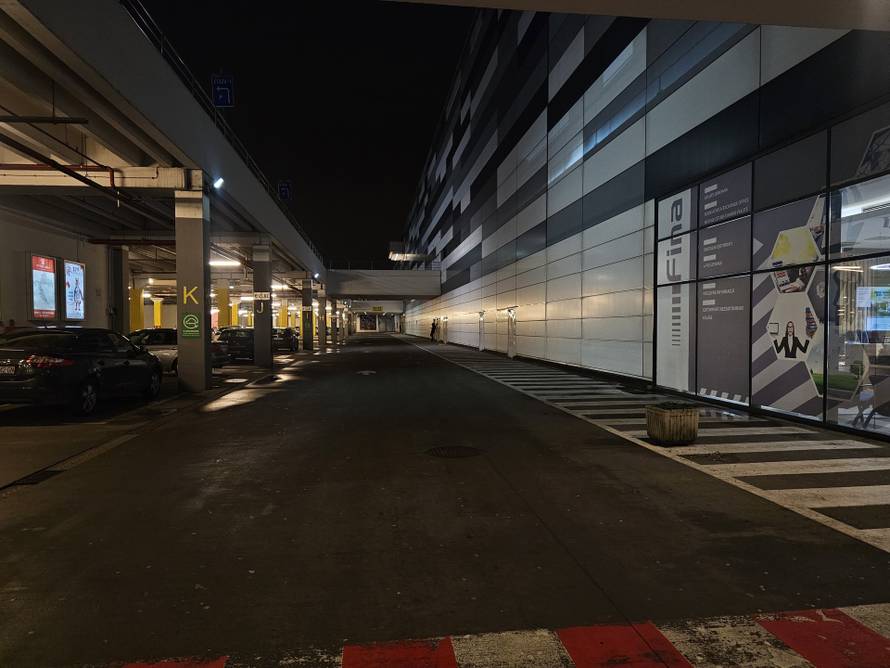 FOTO U dućanima po desetak kupaca: 'Malo me je sram, ali što je tu je. Moram danas jesti'