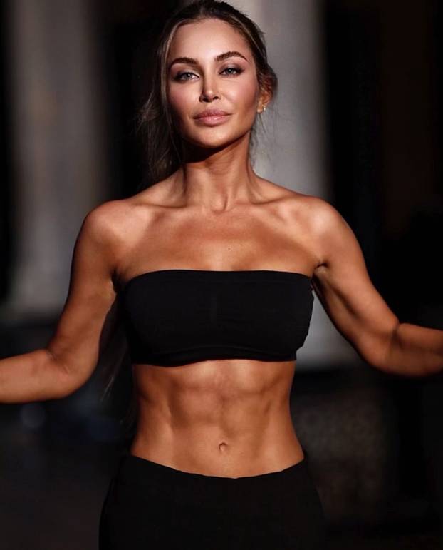 FOTO Prelijepa DJ-ica koja tvrdi da je bila liječnica obožava pokazivati tijelo u badiću