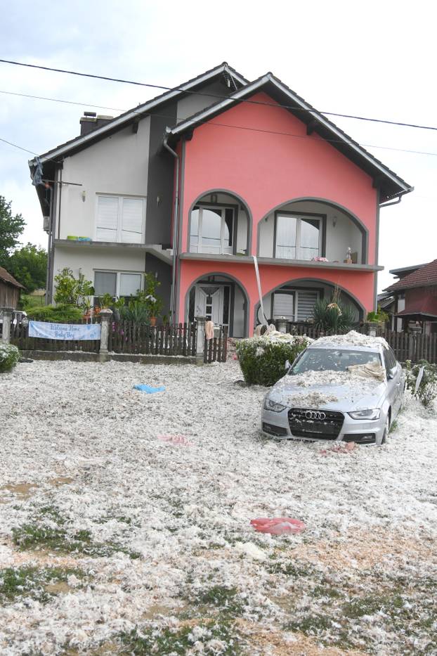 Šemovci: Po lokalnom običaju, dvorište kuće zatrpano perjem povodom dolaska djeteta iz rodilišta