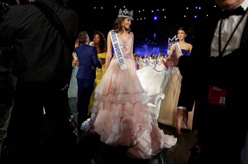 Miss Puerto Rico Stephanie Del Valle walks after winning the Miss World 2016 Competition in Oxen Hill, Maryland.