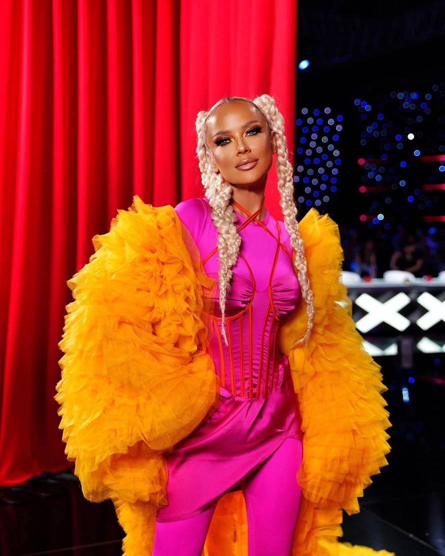 Maja Šuput iznenadila outfitom u prvoj epizodi Supertalenta, ogrnula se neobičnim plaštem