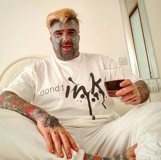 FOTO Više mu ne stane nijedna tetovaža! Uklonio je i bradavice. Evo kako je prije izgledao: Wow