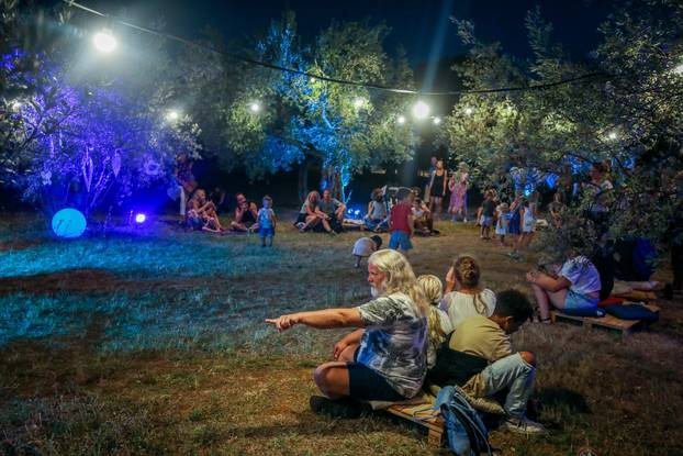 Fažana: Riva pretvorena u galeriju umjetničkih instalacija posvećenih plavetnilu mora