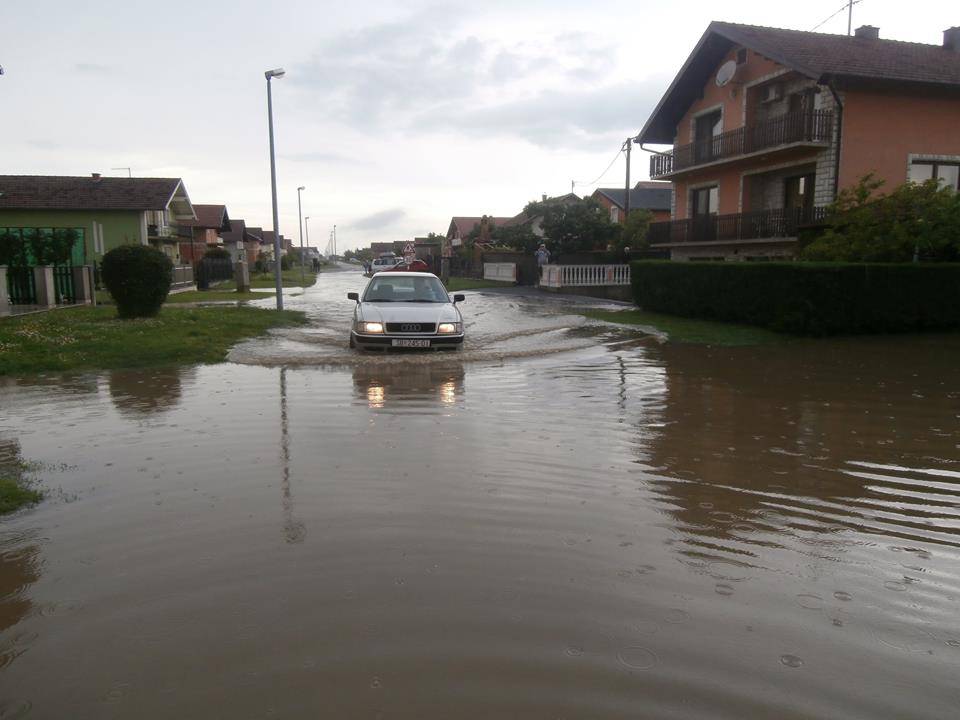 Slavonski Brod je pod vodom: Obilne kiše preplavile su ulice